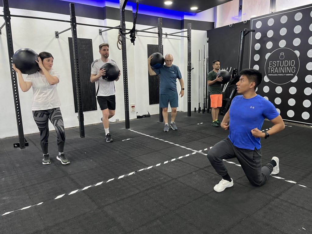 Entrenamiento en grupo con un entrenador en Estudio Training Bilbao